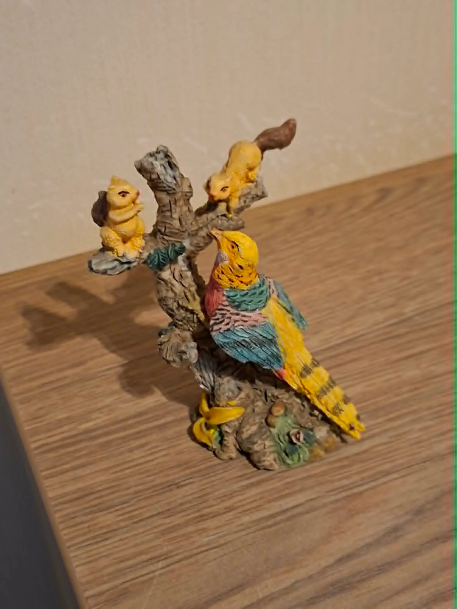 Vintage figurine décorative d'un oiseau avec 2 écureuils sur une souche d'arbre – photo 2